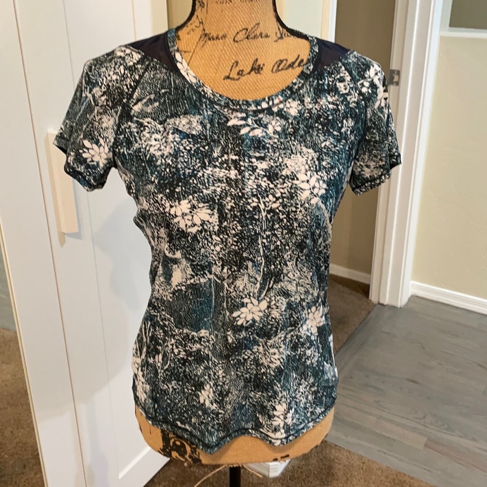 Lululemon top mesh back,  size 4 super cute barely worn